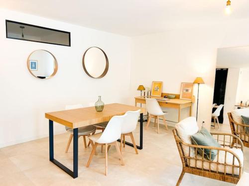 une salle à manger avec une table et des chaises dans l'établissement Le Nid de la Liberté, à Nantes