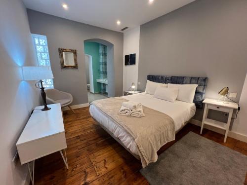 Luxe 2BR Family Oasis in Gibraltar