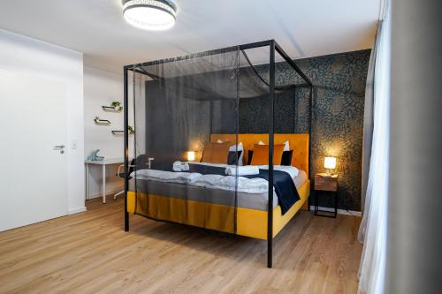 um quarto com uma cama de dossel num quarto em CABANA City-Center - Küche - Netflix - Parkplatz em Oldenburg