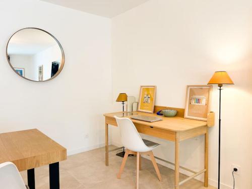 Cette chambre comprend un bureau avec un ordinateur portable et un miroir. dans l'établissement Le Nid de la Liberté, à Nantes