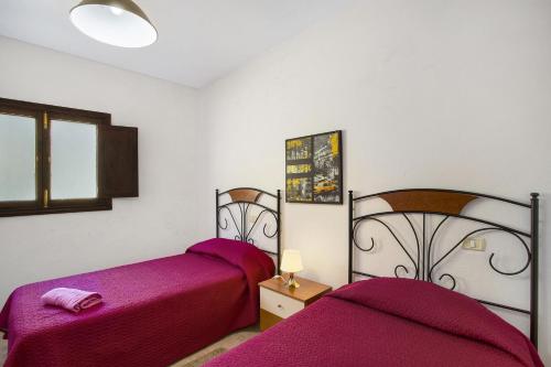 - 2 lits installés l'un à côté de l'autre dans une chambre dans l'établissement Villa Palomino, à Gáldar