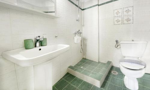 プラティスヤロス・シフノスにあるLemonia Rooms 1の白いバスルーム(トイレ、シンク付)