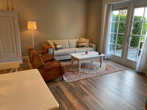 - un salon avec un canapé et une table basse dans l'établissement Van Doremaele Luxury Guesthouse, à Velddriel