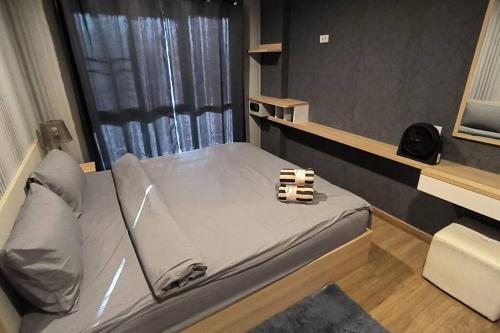 a small bed in a room with candles on it at Perfect Studio your holiday in Krabi Condo & Apartment in Ban Khlong Haeng