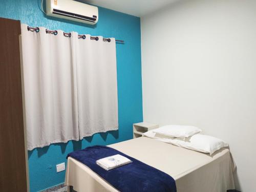 a room with a bed and a shower curtain at Apartamento aconchegante em Cacoal4 in Cacoal