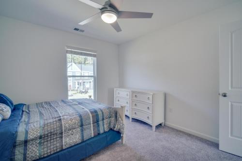 um quarto com uma cama e uma ventoinha de tecto em Modern Canton Home 10 Mi to Lake Allatoona! em Canton
