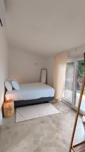 a bedroom with a bed and a large window at Casa Alquerque in Monsaraz