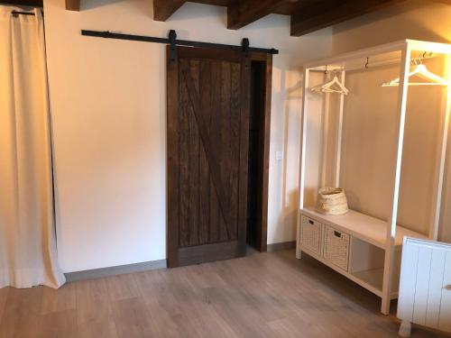 Habitación con armario y puerta de madera. en Casa Puri en Jérica