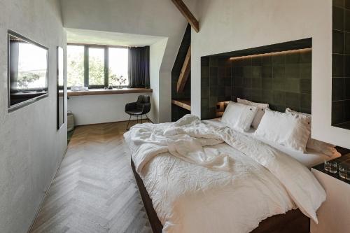 a bedroom with a large bed and a window at Lukas Kapeller Hotel und Restaurant in Steyr
