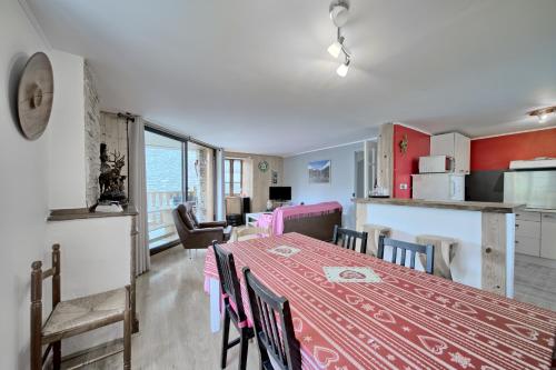 une cuisine et une salle à manger avec une table et des chaises dans l'établissement Maison de montagne, à Adervielle