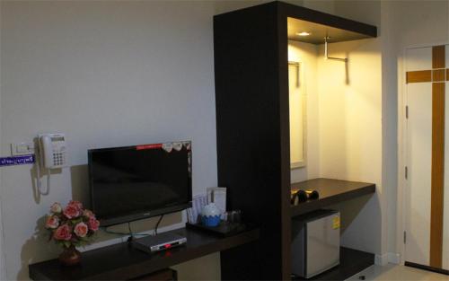 een woonkamer met een flatscreen-tv op een tafel bij Saabpaiboon Grand Resort in Ban Talat