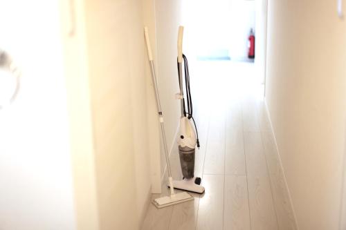 a vacuum cleaner sitting on the floor in a room at MT名嘉真 in Inbu