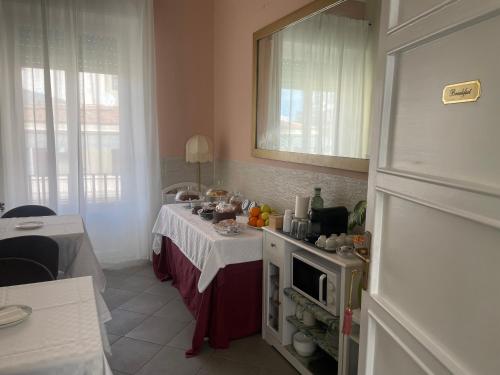 eine Küche mit einem Tisch mit einer Theke und einem Tisch mit einem sidx sidx sidx in der Unterkunft La Terrazza su Palermo in Palermo