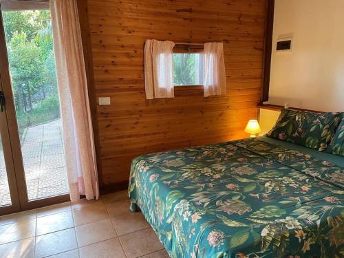 イトリにあるChalet Mimosaのベッドルーム(ベッド1台、窓付)