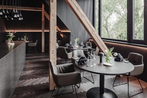a restaurant with tables and chairs in a room at Lukas Kapeller Hotel und Restaurant in Steyr