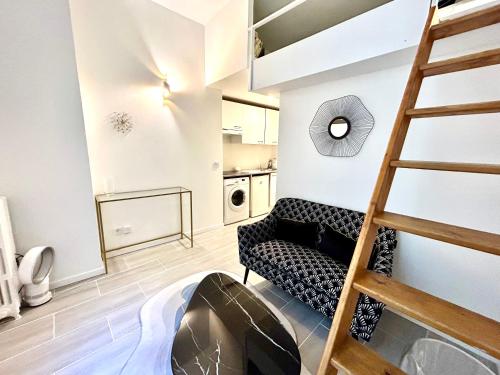 un salon avec une échelle et un canapé dans l'établissement City Center Studio, à Nice