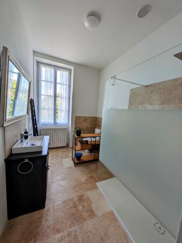 une salle de bain avec un lavabo et un miroir dans l'établissement Maison de style tout confort, position idéale, avec clim et petit extérieur, à Orange