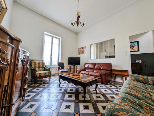 sala de estar con sofá y mesa en Maison de style tout confort, position idéale, avec clim et petit extérieur en Orange