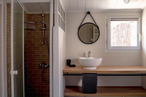ein Bad mit einem Waschbecken und einem Spiegel in der Unterkunft Maison 2 personnes ILE D'YEU - 2 personnes + 2 vélos in Ker Pierre Borny