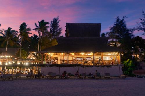 - un restaurant sur la plage la nuit dans l'établissement Vaayu Kula mandrem, à Mandrem