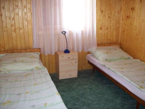 Duas camas num quarto com uma janela em Ferienhaus in Balatonfkajár mit Grill, Garten und Terrasse em Balatonfőkajár