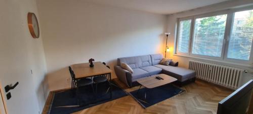 uma sala de estar com um sofá e uma mesa em Apartmán Petzvalova 51 em Myslava