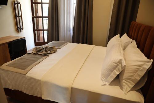 a white bed with a bow on top of it at Villa Castriota in Krujë