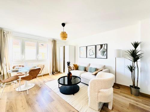 un salon avec un canapé et une table dans l'établissement Le Bobillot - Studio Cozy à Cannes, à Cannes