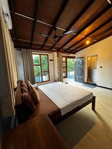 sypialnia z dużym łóżkiem w pokoju w obiekcie Pineapple Surf Arugambay w mieście Arugam Bay