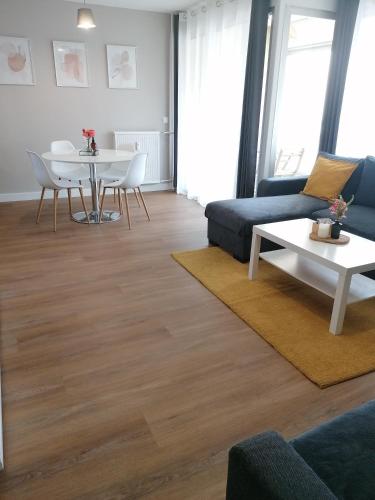 un salon avec un canapé et une table dans l'établissement T2 centre ville Antigone Piscine Tennis, à Montpellier