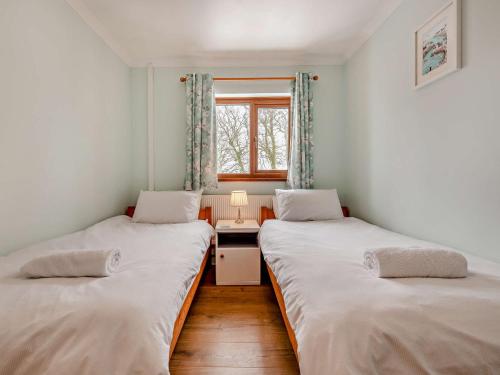 Ένα ή περισσότερα κρεβάτια σε δωμάτιο στο 3 Bed in Llanllwni 91447