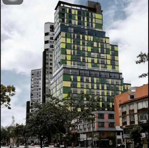 een hoog gebouw met kleurrijke ramen in een stad bij Mountain view studio in Bogota