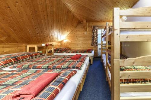 Двухъярусная кровать или двухъярусные кровати в номере Chalupa U Horníků