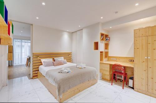 sypialnia z dużym łóżkiem i biurkiem w obiekcie 296 Suite Ponceau - Superb apartment in Paris w Paryżu