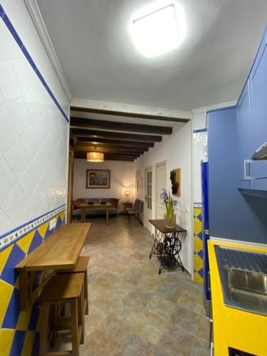 comedor con mesas y paredes de color azul y amarillo en “La Carpintería” en Prado del Rey