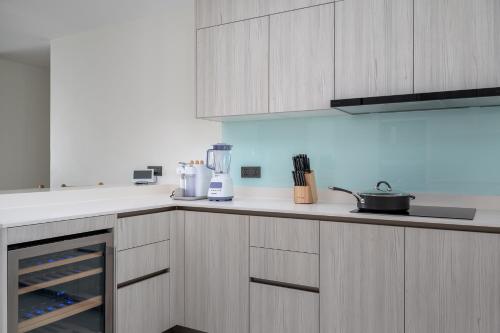 Dapur atau dapur kecil di Beachfront Residences - Stunning Sea and Lake View