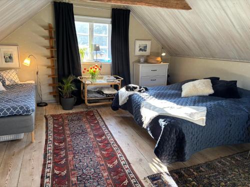 1 dormitorio con 2 camas y alfombra en Cabin retreat in the archipelago, en Djurhamn