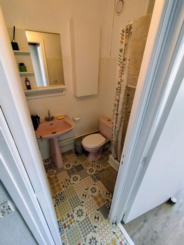 une salle de bain avec toilettes et lavabo dans l'établissement Studio cosy en front de mer avec belle vue panoramique sur les montagnes, à Canet