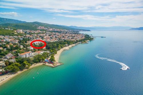 eine Luftansicht auf einen Strand mit einem roten Kreis in der Unterkunft Gästezimmer für 2 Personen ca 28 m in Crikvenica, Kvarner Bucht Crikvenica und Umgebung in Crikvenica