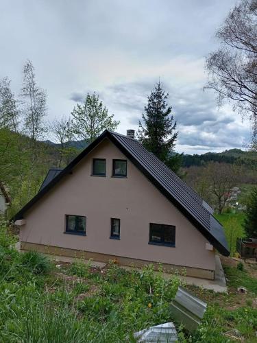 コラシンにあるMountain Mosaic Apartmentsの黒屋根白屋根