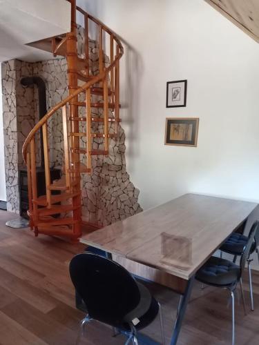 コラシンにあるMountain Mosaic Apartmentsの階段付きの部屋(木製テーブル、椅子付)