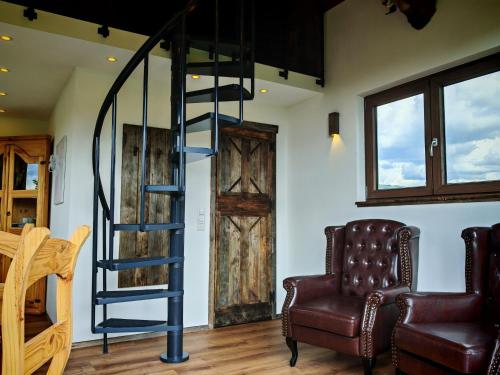Posezení v ubytování Baumhaus Heuhütte