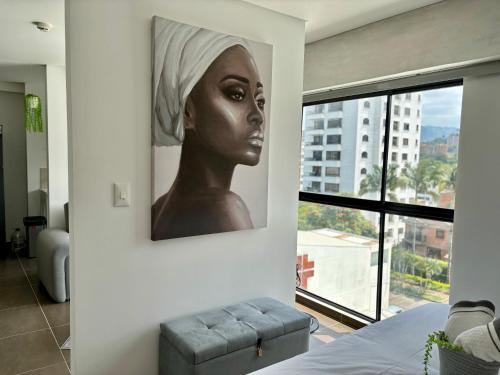 un busto de una mujer en una pared en un dormitorio en Apartamento en Zima con aire acondicionado, en Pereira