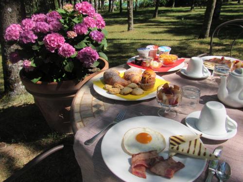 una mesa con platos de desayuno. en Villa Labor 