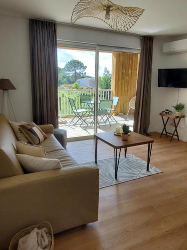 Ruang duduk di Superbe T2 neuf 42m² Cala Rossa (proche mer)
