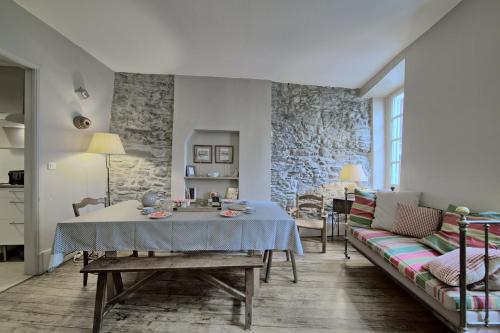 un salon avec une table et un canapé dans l'établissement Maison Familiale, à Luchon