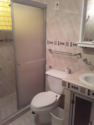 y baño con aseo, ducha y lavamanos. en Casa-Quinta c-lindo Amb Familiar en Valencia