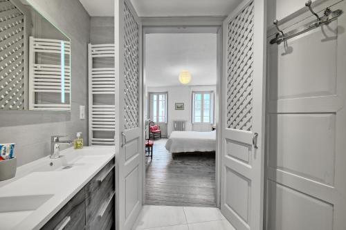łazienka z drzwiami prowadzącymi do sypialni w obiekcie Maison Familiale w mieście Luchon