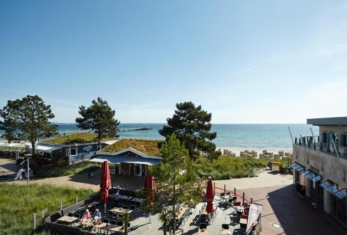 - une vue sur la plage, un restaurant et l'océan dans l'établissement Meer & Strand - Haus Meeresstrand Ferienwohnung 202, à Scharbeutz