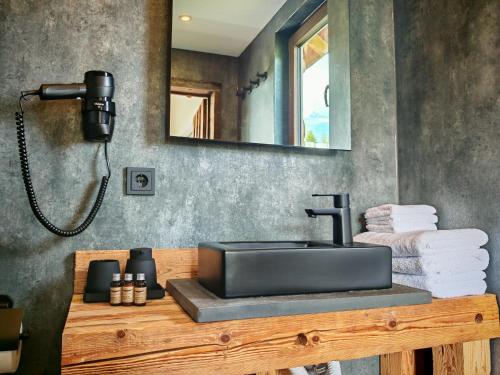 a bathroom with a sink and a mirror at Baumhaus Heuhütte in Salem